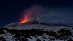 Erupção impressionante do Monte Etna na Itália
