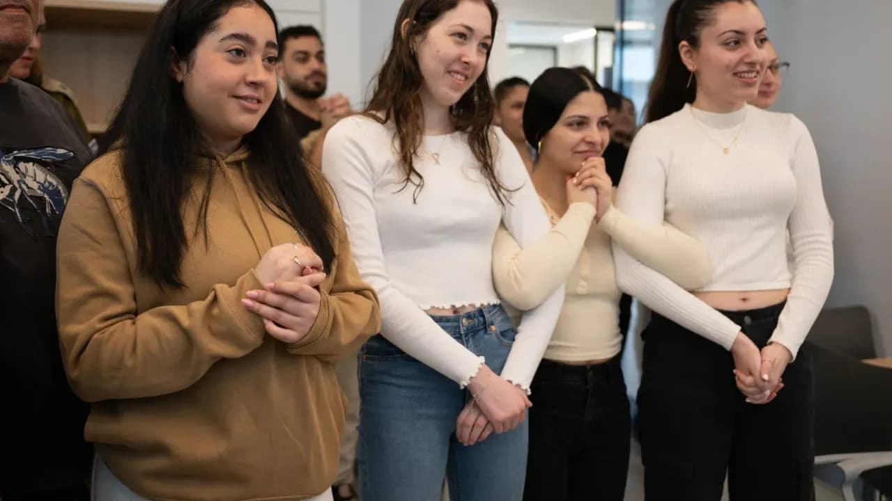 Ex-reféns israelenses se emocionam com libertação de amiga