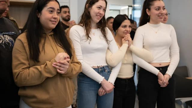 Ex-reféns israelenses se emocionam com libertação de amiga