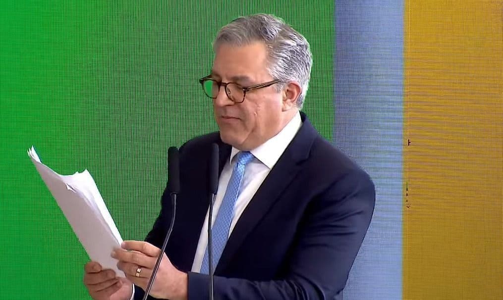 Padilha assume ministério da Saúde e visa vacinação