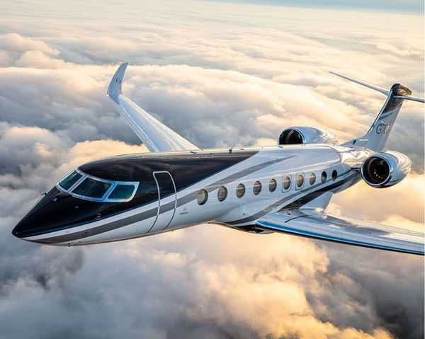 Avião de Neymar ao Brasil é veloz e luxuoso