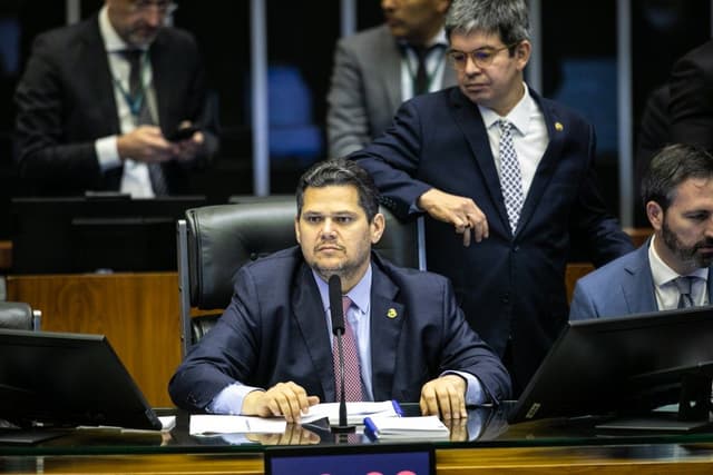Congresso Aprova Orçamento 2025 com Superávit e Emendas