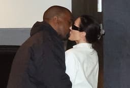 Bianca Censori e Kanye West trocam carinho após Grammy 2025