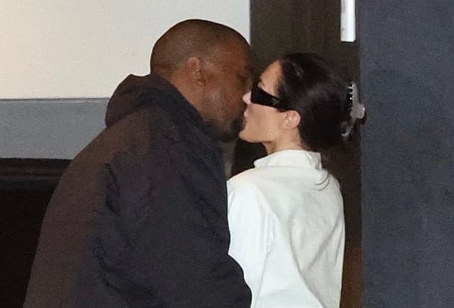 Bianca Censori e Kanye West trocam carinho após Grammy 2025