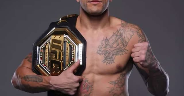 Ankalaev conquista cinturão e derrota Poatan no UFC 313