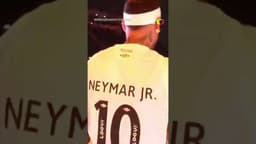 Neymar se emociona em sua apresentação no Santos