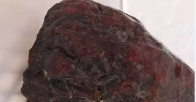 Descoberta de pedra preciosa em família romena