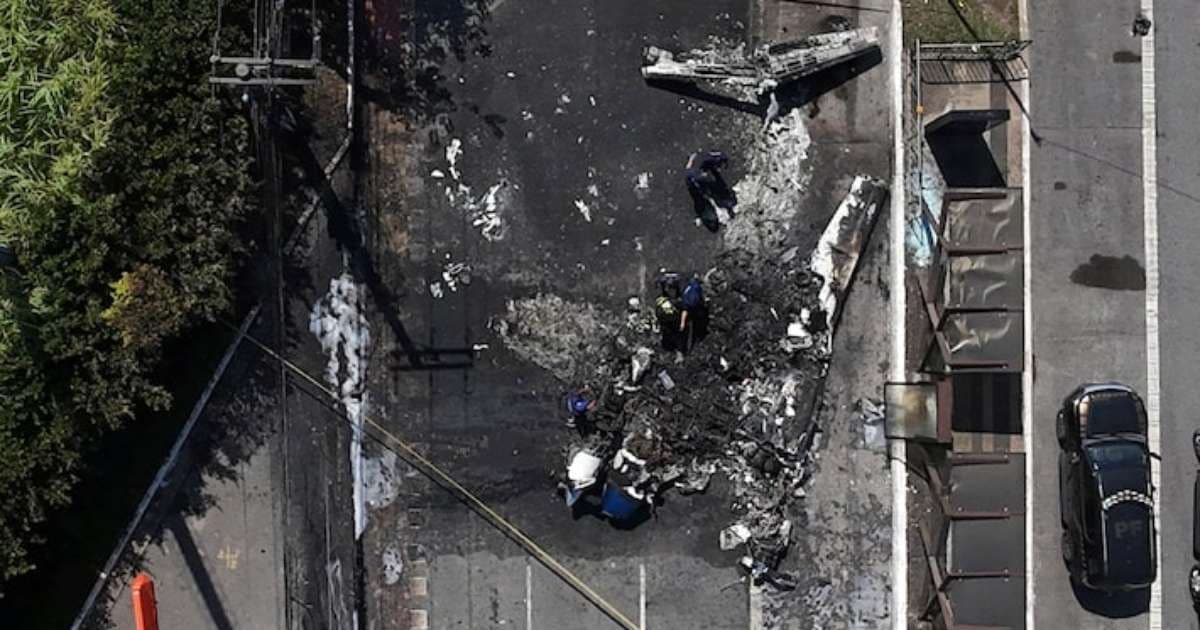 Avião colide com ônibus e motorista salva passageiros