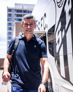 Desafios enfrentados por Pedro Caixinha no Santos