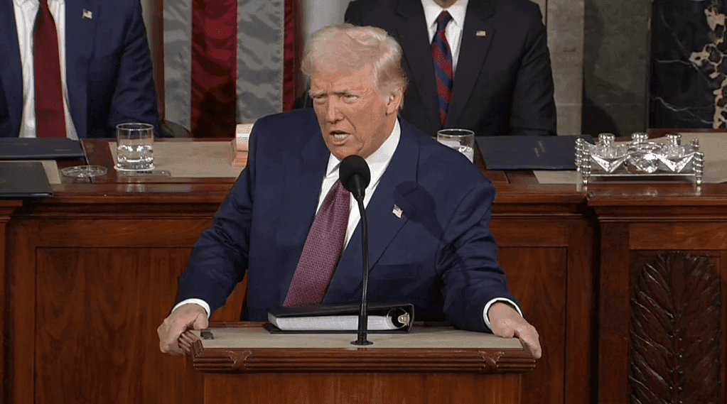 Trump ameaça demitir funcionários federais resistentes