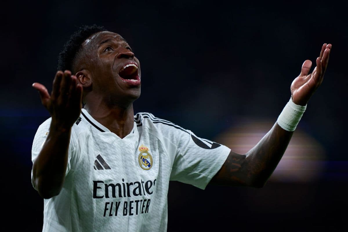 Torcida do City provoca Vini Jr com bandeirão