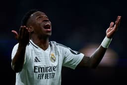 Torcida do City provoca Vini Jr com bandeirão