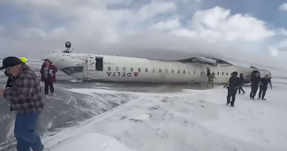 Passageiros escapam ilesos de avião que capotou em Toronto