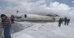 Passageiros escapam ilesos de avião que capotou em Toronto