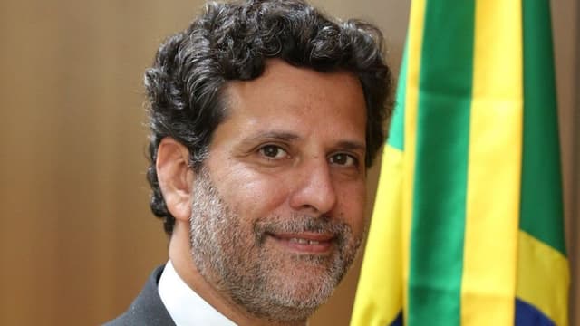 Oposição solicita afastamento de secretário do MEC por indícios de irregularidades