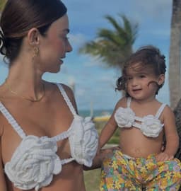 Thaila Ayala e filha encantam fãs com looks combinando