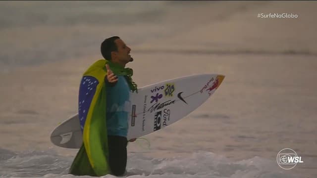 Italo Ferreira é campeão em Abu Dhabi e líder mundial