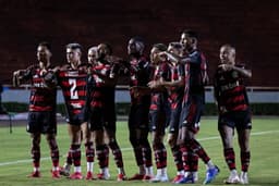 Flamengo conquista vitória e lidera Campeonato Carioca