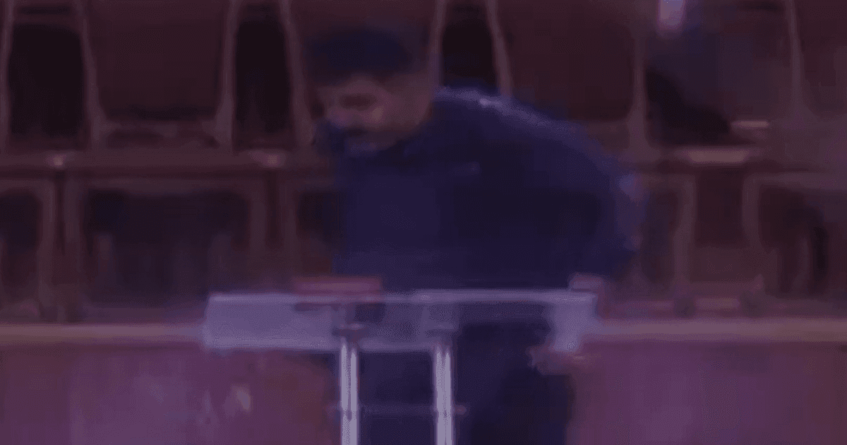 Forro de teto desaba em igreja durante culto no Brasil
