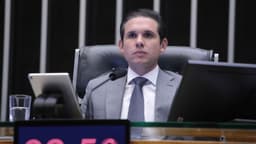 Hugo Motta acena ao bolsonarismo em tentativa de anistia