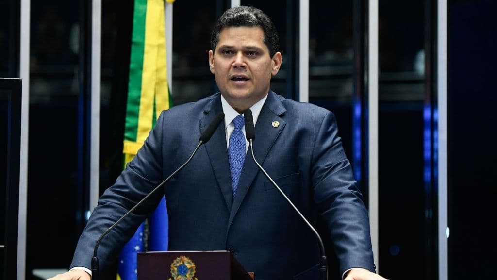 Alcolumbre deseja sucesso a Gleisi na nova missão