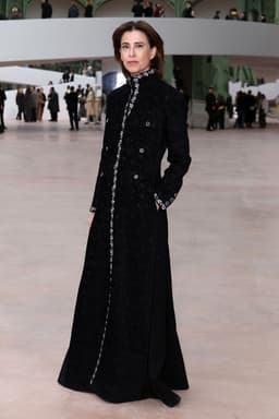 Fernanda Torres brilha em desfile de alta-costura em Paris