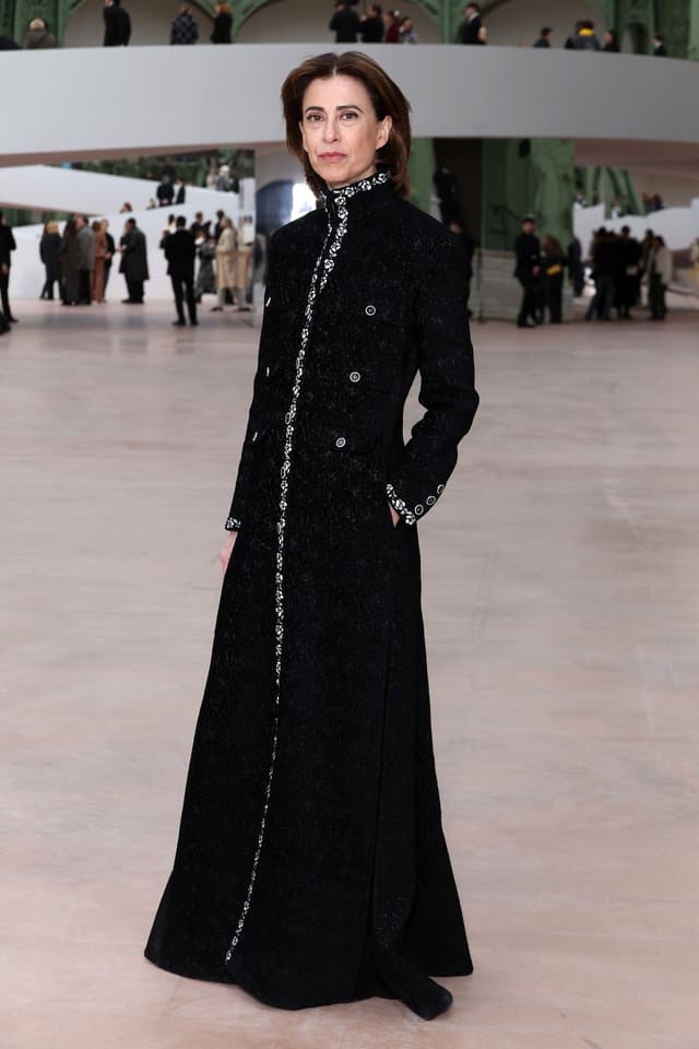 Fernanda Torres brilha em desfile de alta-costura em Paris