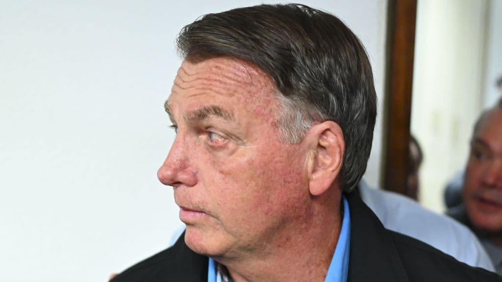 Bolsonaro intensifica entrevistas para manter apoio até 2026