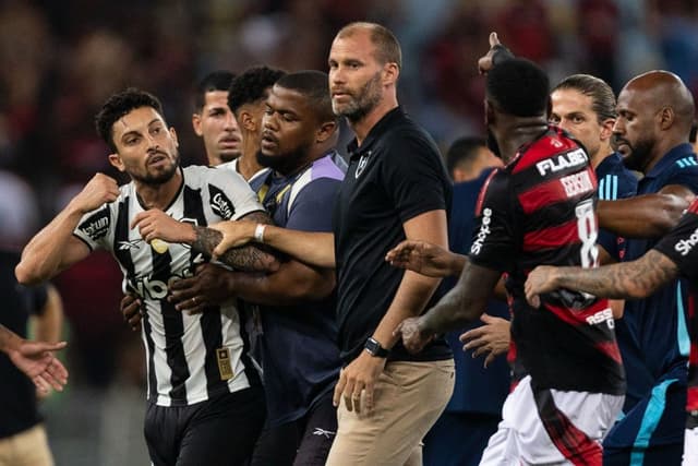 Dublagem da Briga entre Jogadores de Botafogo e Flamengo