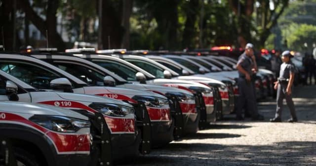 Homem furta viatura policial e foge em Arujá