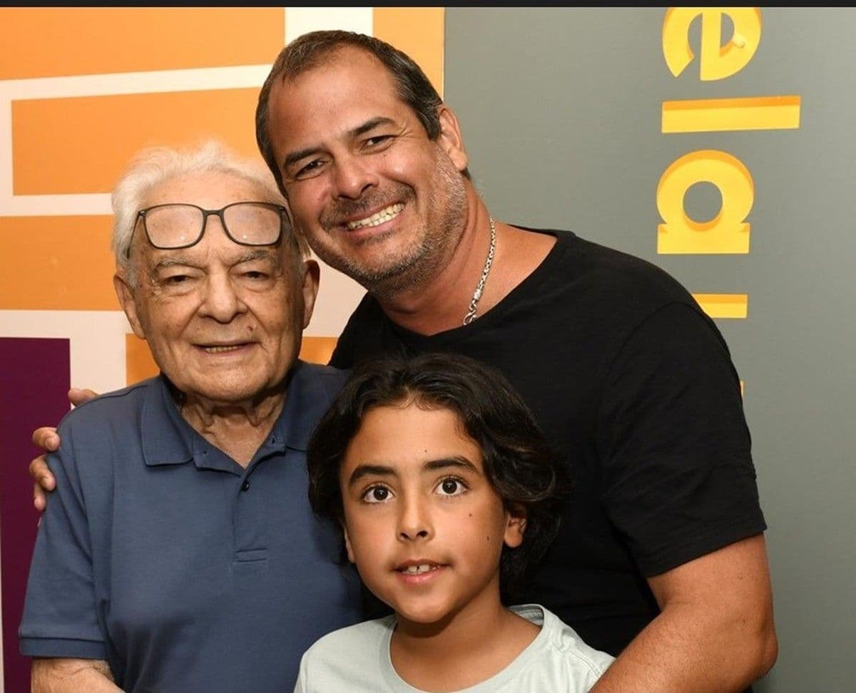 Othon Bastos faz rara aparição ao lado da família