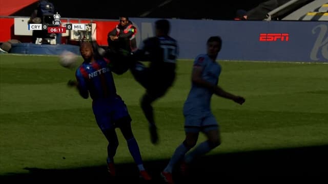 Goleiro do Millwall suspenso após brutal entrada em rival