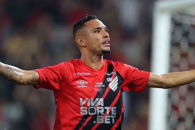 Luiz Fernando brilha e garante vitória do Athletico