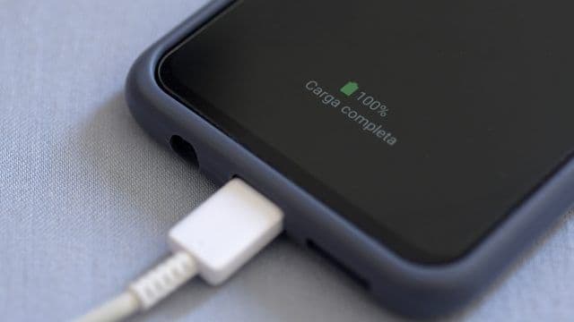 Perigos de deixar o celular carregando o dia todo