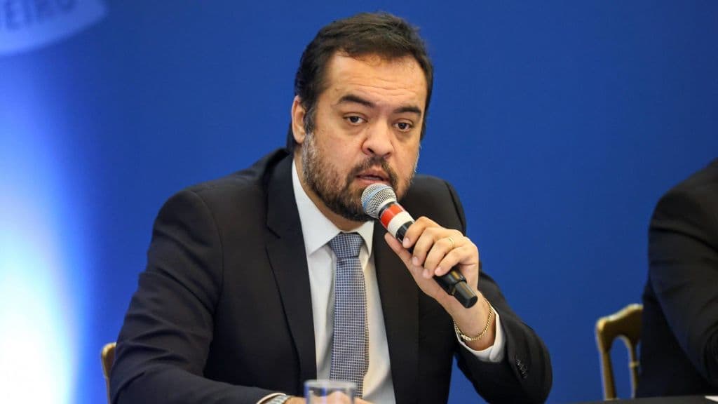 Suspensão do julgamento de Castro no TRE-RJ é destaque