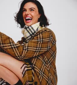 Isis Valverde brilha em sua estreia internacional no cinema