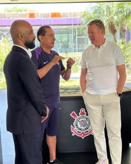 Ronald Koeman visita CT do Corinthians em São Paulo