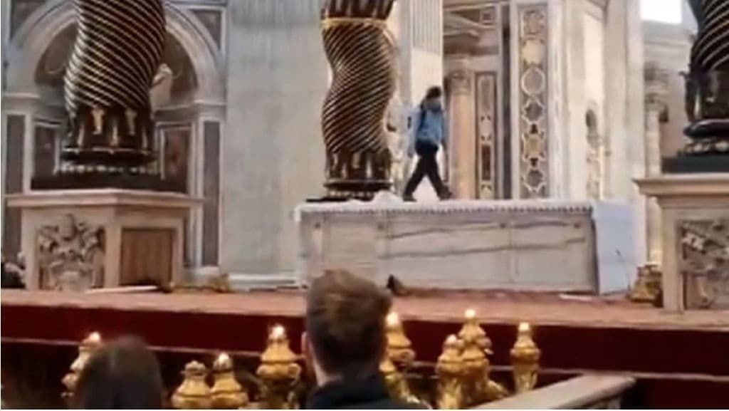 Homem causa danos na Basílica de São Pedro no Vaticano