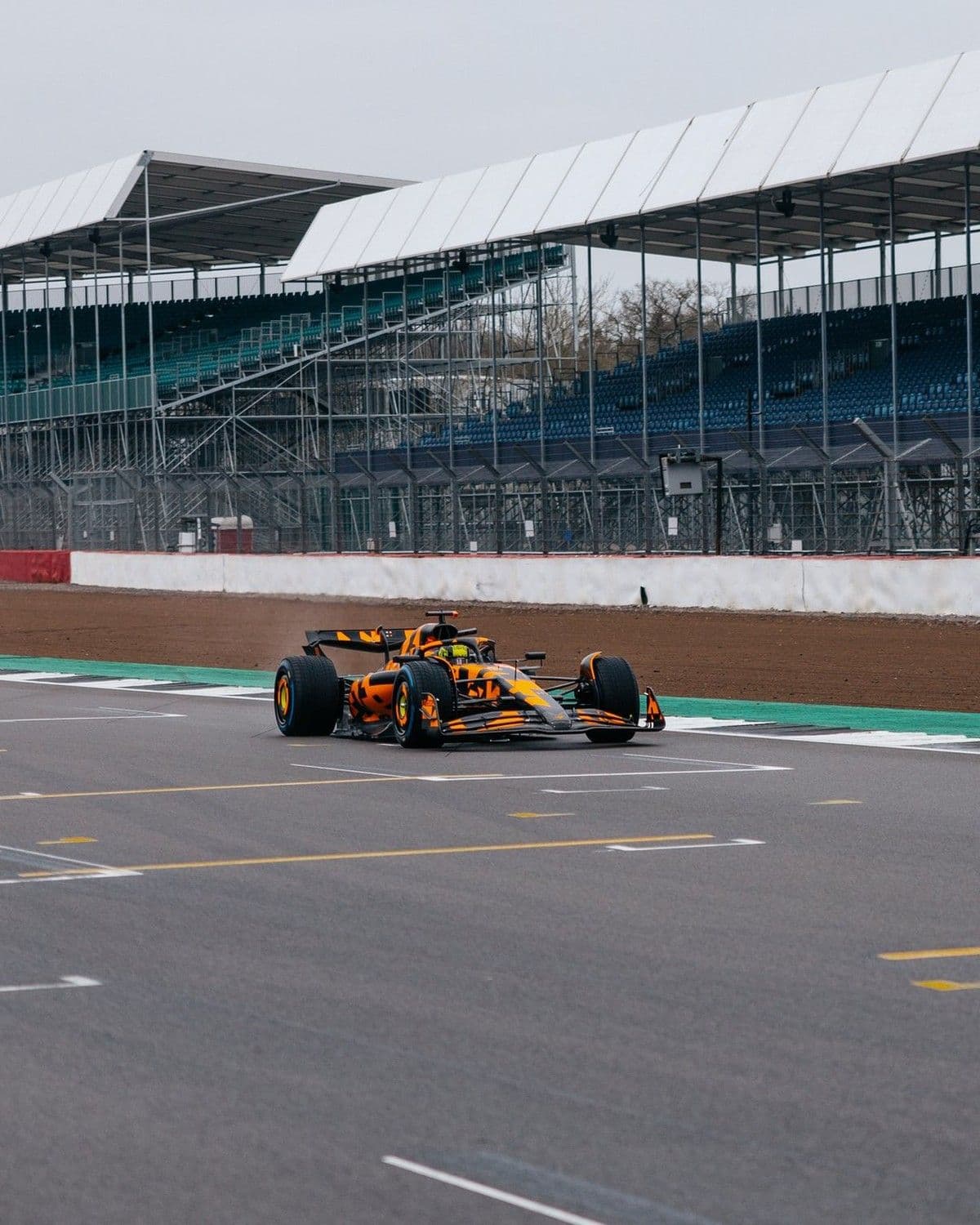 McLaren apresenta carro e novo uniforme para F1 2025