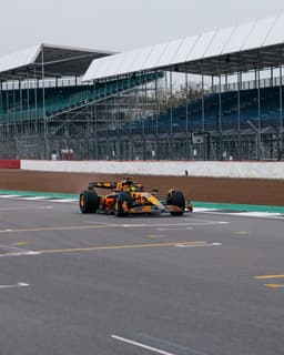 McLaren apresenta carro e novo uniforme para F1 2025