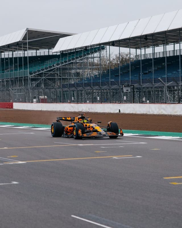 McLaren apresenta carro e novo uniforme para F1 2025