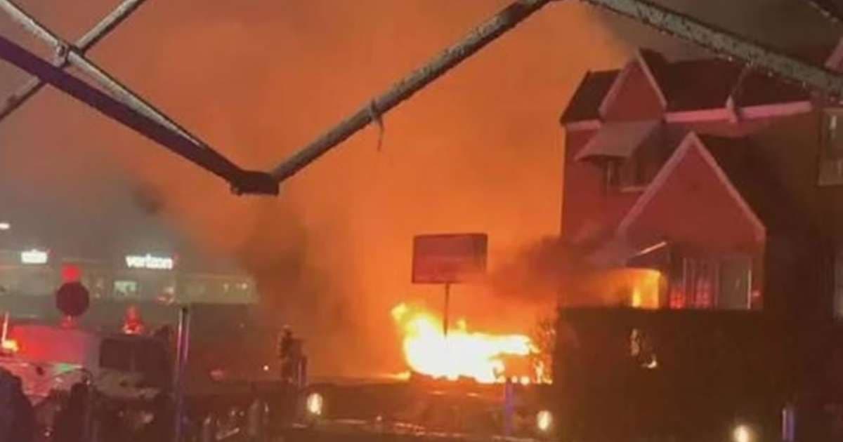 Avião de resgate cai em shopping na Filadélfia