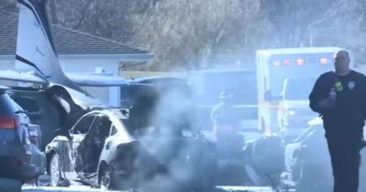 Avião cai em estacionamento de lar para idosos na Pensilvânia