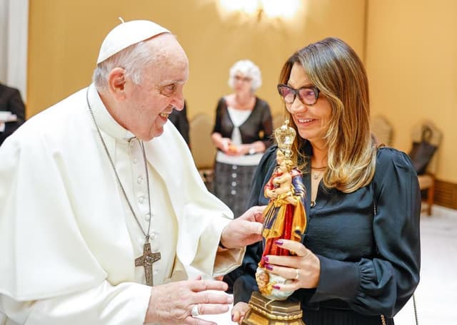 Janja da Silva se encontra com Papa Francisco no Vaticano