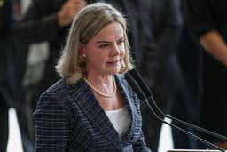 Gleisi critica anistia antes de julgamento de Bolsonaro