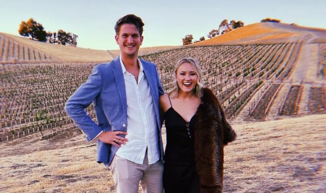 Emily Osment anuncia divórcio dois meses após casamento