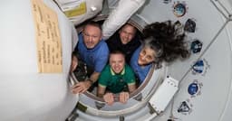 Astronautas da NASA Retornam Após Longa Estadia no Espaço