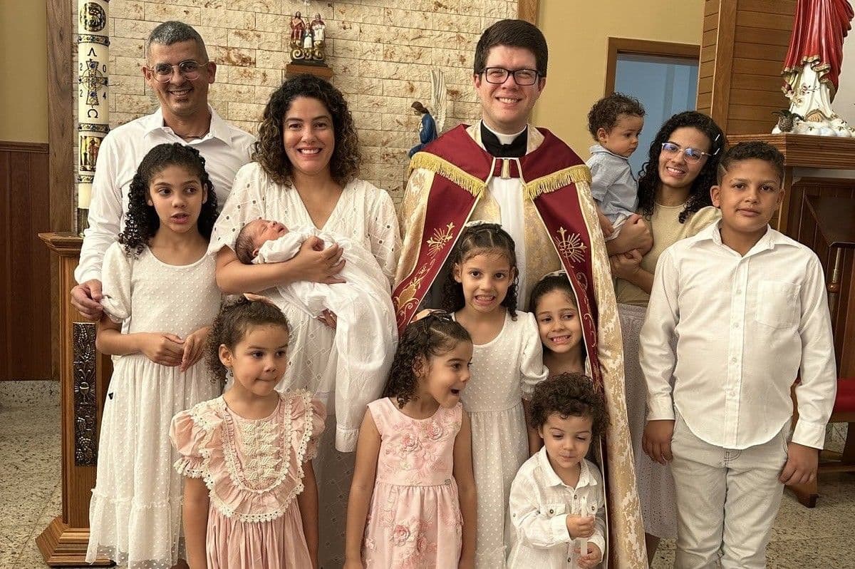 Mãe celebra nascimento do 10º filho em Goiás