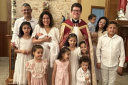 Mãe celebra nascimento do 10º filho em Goiás