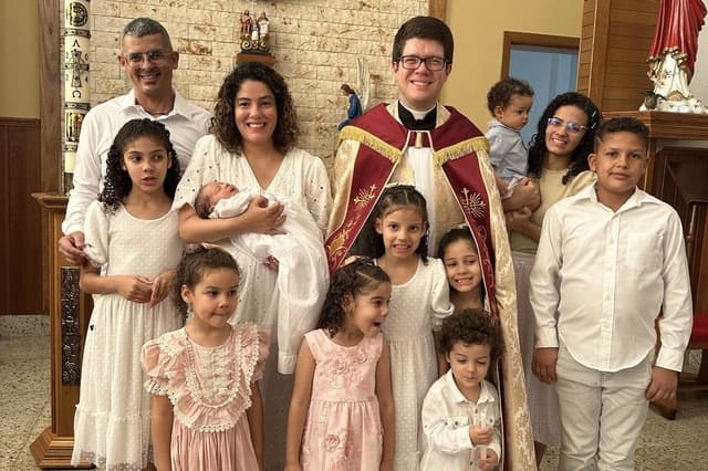 Mãe celebra nascimento do 10º filho em Goiás